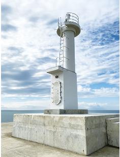 能代港の「外港第2北防波堤」に設置した灯台（秋田海上保安部提供）
