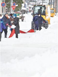 能代市上町自治会が一斉除排雪作業を実施し、通りにたまった雪を一掃