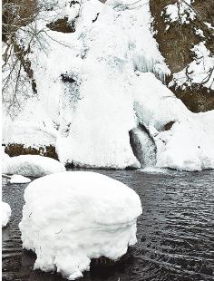 峨瓏の滝、春はもう少し先