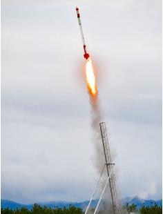 勢いよく飛び立ったハイブリットロケット「石田丸」（能代市の落合浜で）