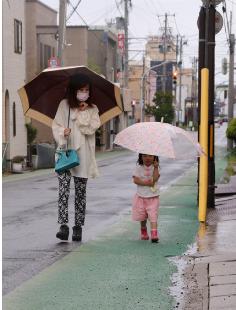 梅雨入り、街に傘の花咲く