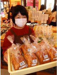 グリーンぴあでパンやラスクを紹介する鎌田さん