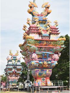 高さ日本一の大型灯籠「愛季」が完成。運行は８月２、３日（能代市役所近くで）