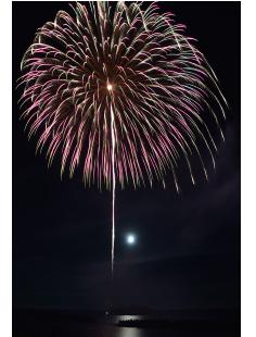 ３年ぶりに約１千発の花火が夜空を彩った雄島花火大会（八峰町八森で）