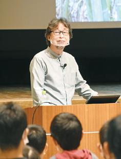 講演を行う絵本作家の宮西達也さん（能代市文化会館で）