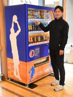 能代市役所にバスケの街応援自販機を設置