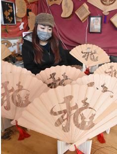 来年の干支「卯」を題材に飾り扇子を作る須藤さん（八峰町八森の木肌のぬくもり社で）