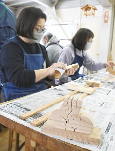 来年の干支・卯をかたどった木工作品を製作（能代市木の学校で）