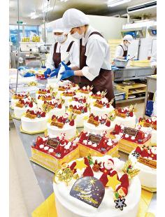 きょう24日はクリスマスイブ。菓子店ではケーキ作りがピークを迎えている（能代市下内崎で）