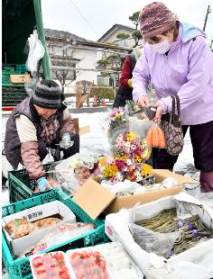地域住民が正月用の食材や切り花を買い込んだ今年最後の「森岳市」（三種町森岳で）
