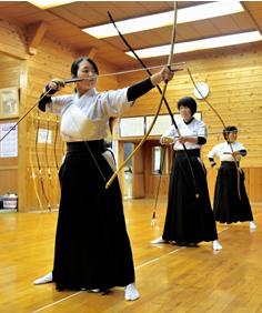 一層の技術上達を願い、矢を放った参加者ら（能代市弓道場で）