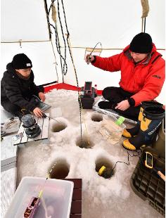 八郎潟東部承水路でワカサギの氷上穴釣りシーズン到来（三種町鹿渡で）