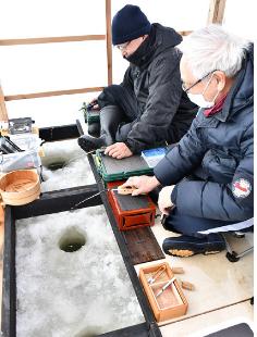 三種公魚釣同好会が八郎潟東部承水路にワカサギ氷上穴釣り用の体験小屋を設置