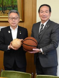 斉藤市長と湊市長が互いに工芸品を贈り、さらなる連携を約束（能代市役所で）