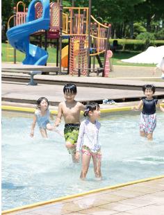 今年一番の暑さの中、水遊びを楽しむ子どもたち（能代市大森山の東北電力能代エナジアムパークで）