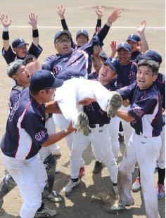 ３大会ぶり３回目の優勝を飾り、櫻井清光監督を胴上げする山本ＯＢナイン