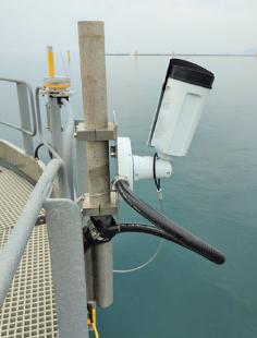 能代港洋上風力発電所に設置したバードストライク検知システム（日本気象協会提供）