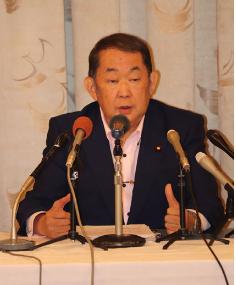 記者会見で次期衆院選への不出馬を表明する金田氏（能代市柳町のプラザ都で）