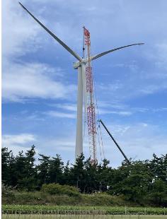大型クレーンを使って風車のメインベアリングの交換作業を進める三種浜田風力発電所（三種町浜田で）　