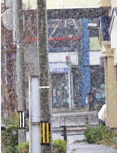 気温が下がり、能代市中心部では一時的に雪がちらついた