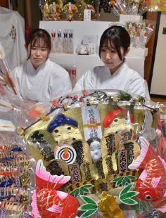 初詣に向け、能代山本の各神社では縁起物の準備作業が大詰め（能代市柳町の八幡神社で）