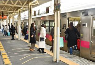 列車に乗り込む帰省客たち