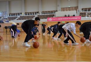 バスケの基礎を学ぶ能代山本の中学生