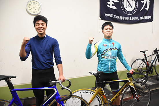 全国高校選抜自転車競技大会に出場する丹波主将（左）と宮田