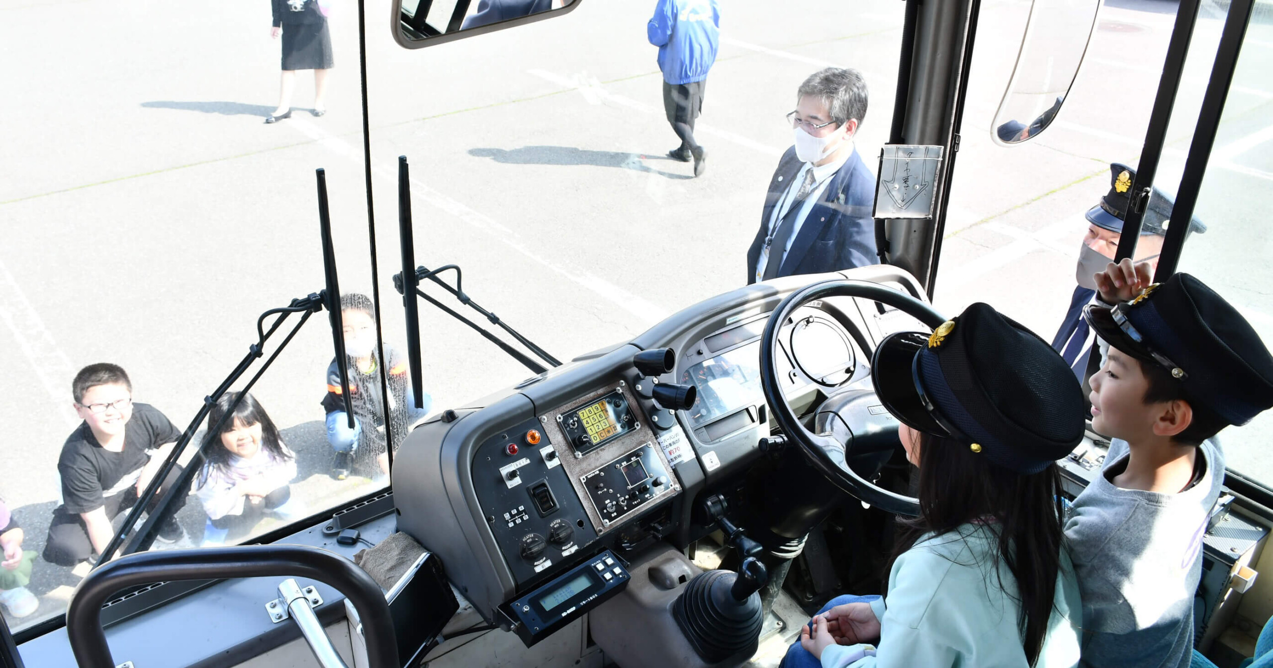 運転席からの死角を学んだ児童たち（能代市浅内小で）