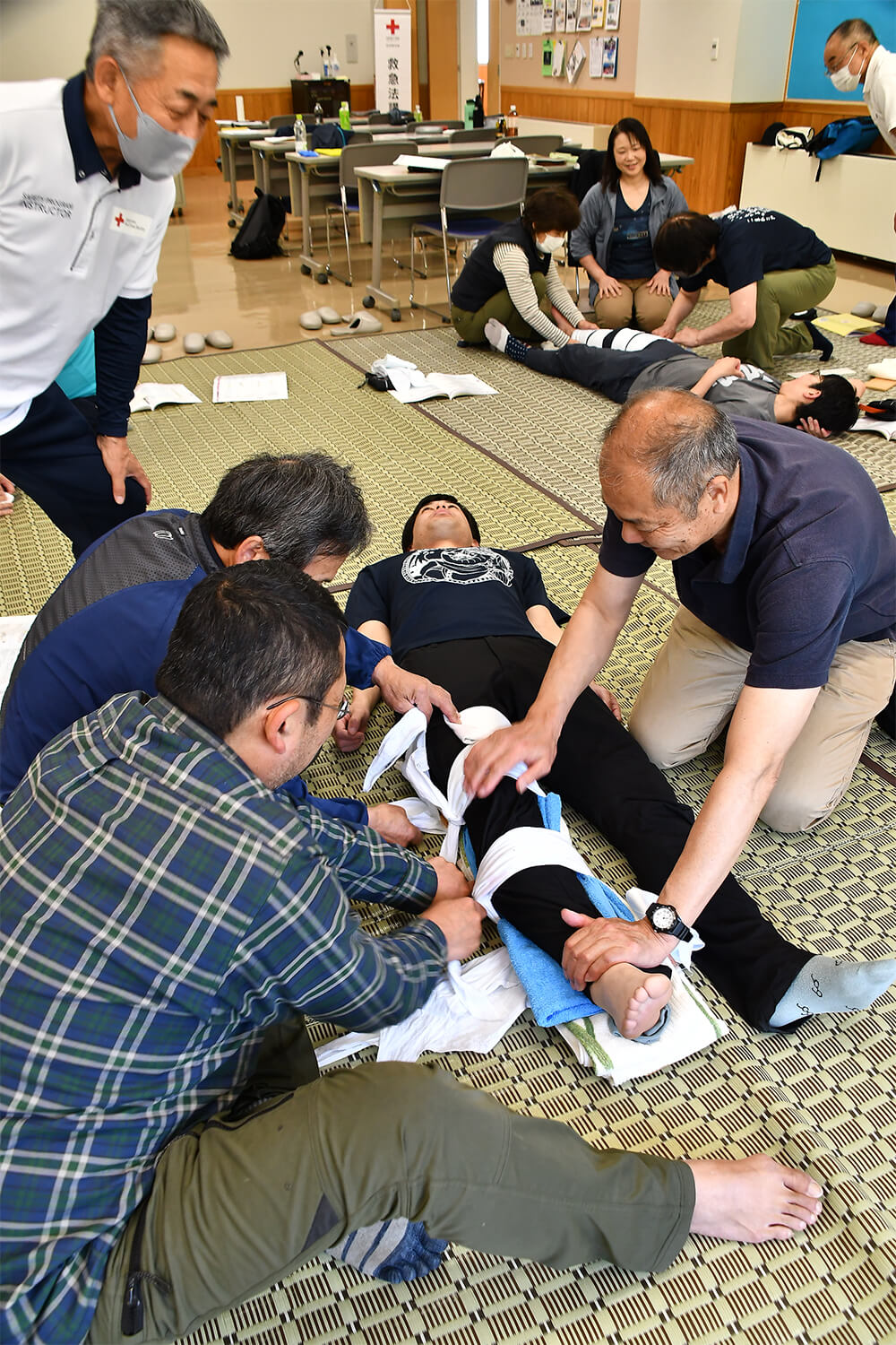 あきた白神認定ガイドが救急講習（八峰町のあきた白神体験センターで）