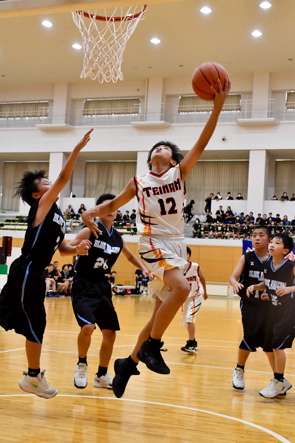 全県大会出場を懸け、熱戦を繰り広げる選手たち（三種町琴丘総合体育館で）