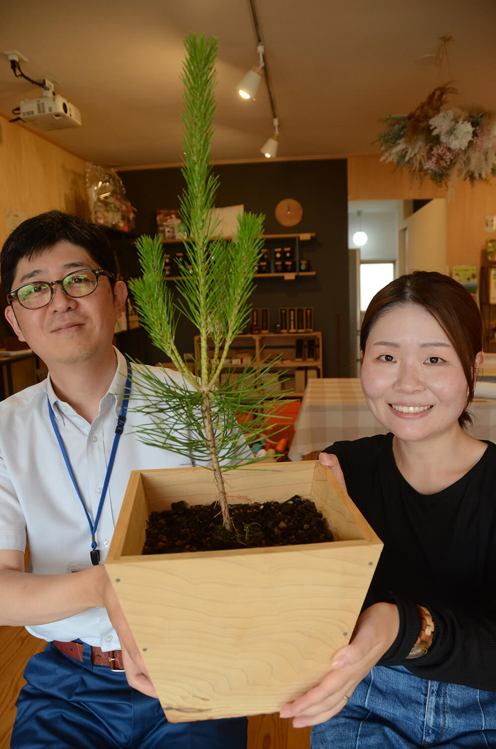 木に親しむイベントを企画した県山本地域振興局の伊藤良介さん（左）とＭｏｋｕｔｏｐｉａの河野春さん