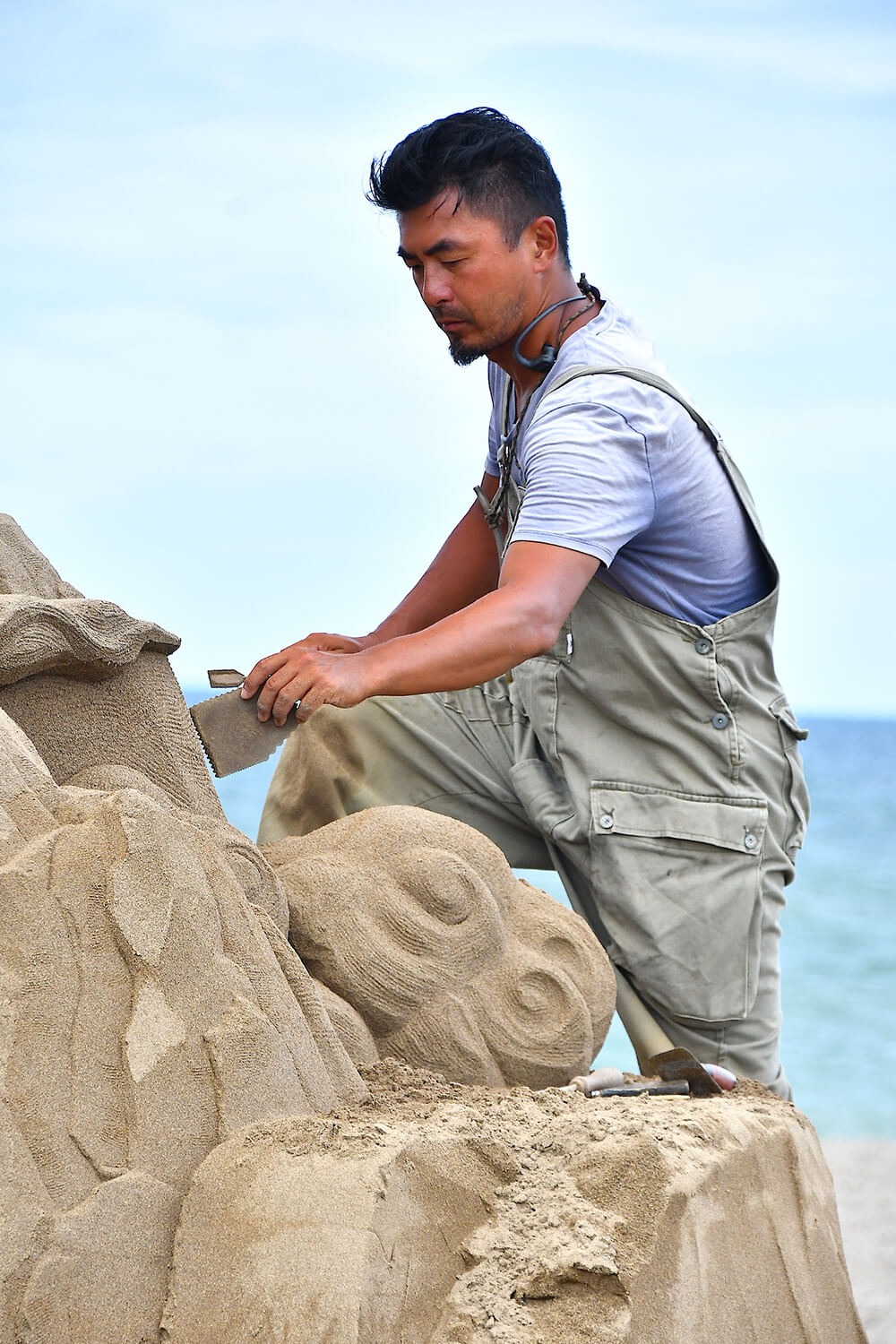 砂像の制作に励む保坂俊彦さん