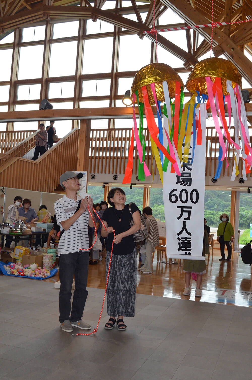 道の駅の来場者６００万人目となり、くす玉を割る小山さん夫婦