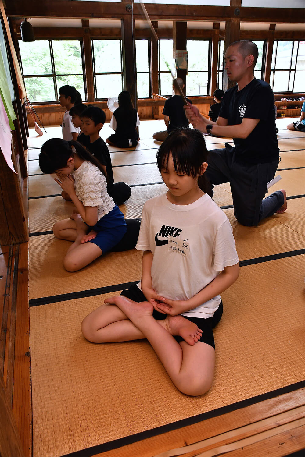 禅のつどいで座禅をする子どもたち（三種町鵜川の鳳来院で）