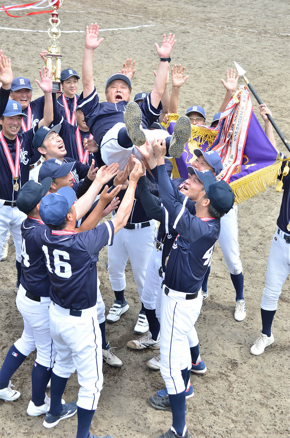 優勝し、大塚誠監督を胴上げする河戸川クラブの選手たち（能代市の赤沼球場で）