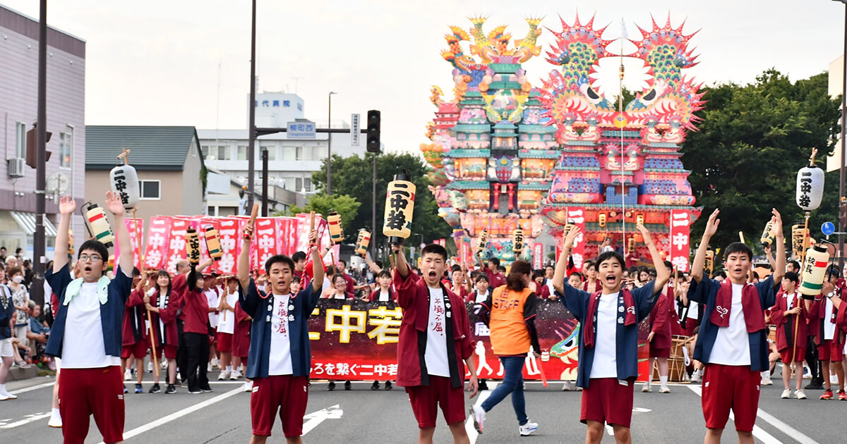 迫力のある音頭上げで、会場を盛り上げた能代二中の「二中若」