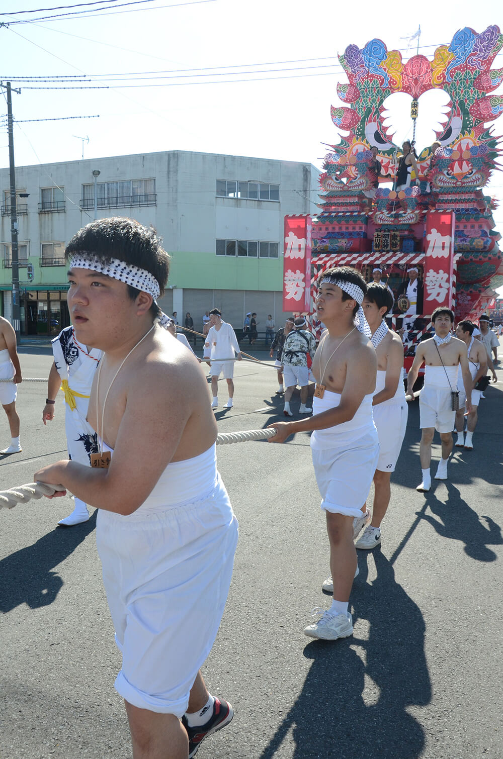 灯籠の引き手として参加した高校生