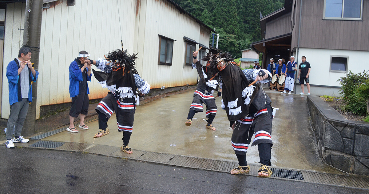 躍動感あふれる獅子舞や奴（やっこ）舞を披露した「切石ささら踊」（能代市二ツ井町切石で）