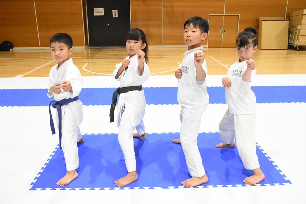 全日本少年少女空手道選手権大会に出場する田森、牧野、児玉、成田（左から）