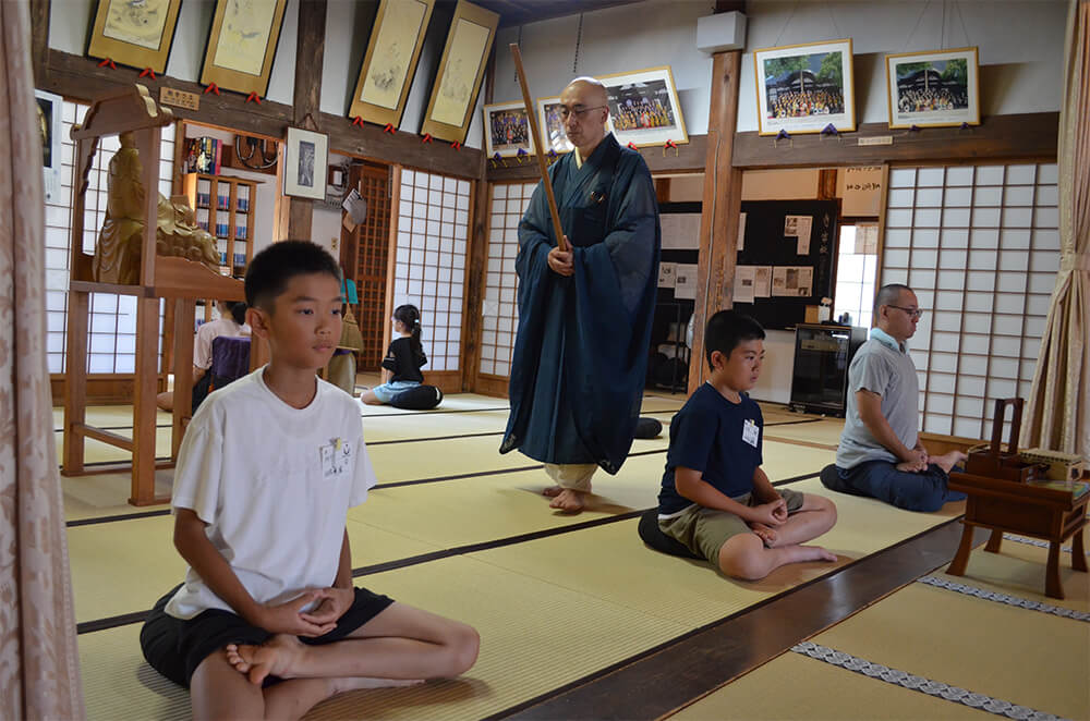 姿勢を正して座禅に挑戦する子どもたち（藤里町藤琴の宝昌寺で）