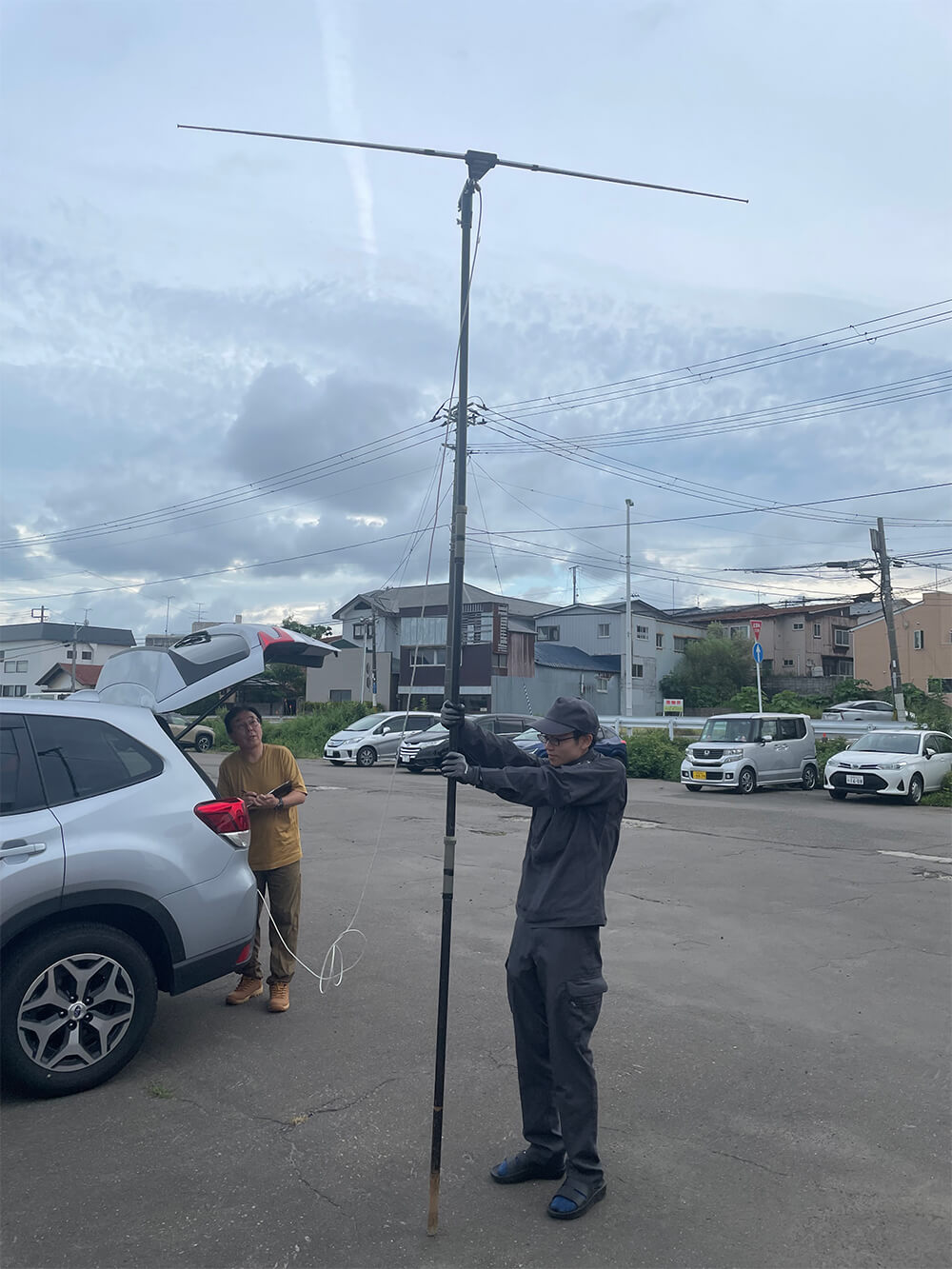 潜在電界調査を行う日本地域放送支援機構の職員（能代商工会館前駐車場で）