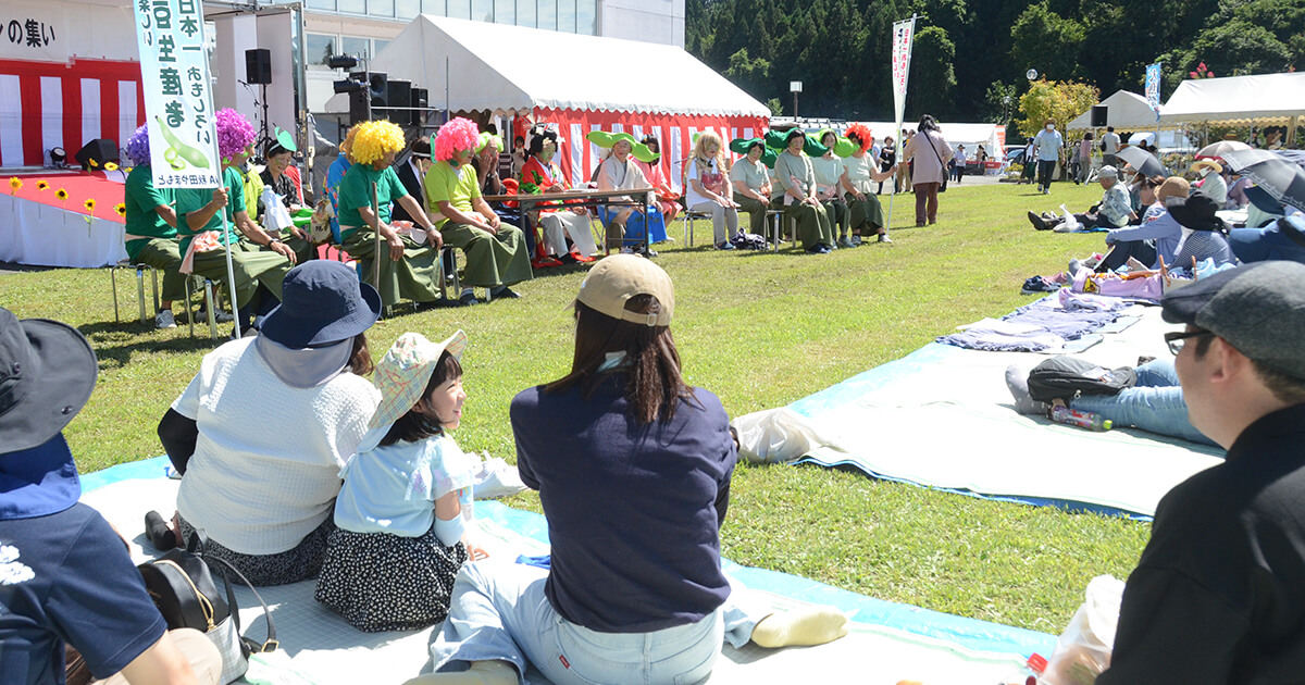 ソラマメ農家やＪＡ役員による寸劇も行われたＪＡ秋田やまもとの「ＪＡまつり」