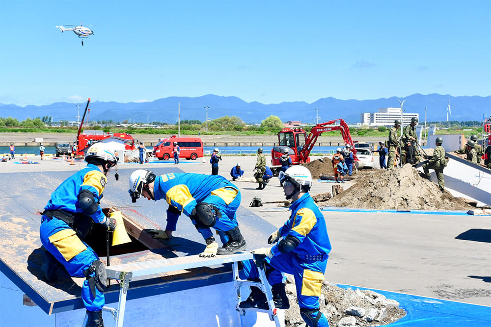 水害や土砂災害、大規模地震の発生を想定して行われた県総合防災訓練（能代港下浜ふ頭で）