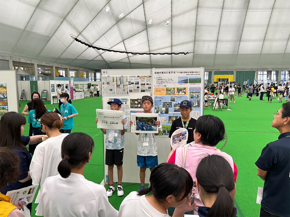 ジオ学習の成果を発表する八峰町八森小の児童たち（青森県むつ市で、八峰白神ジオパーク推進協議会提供）