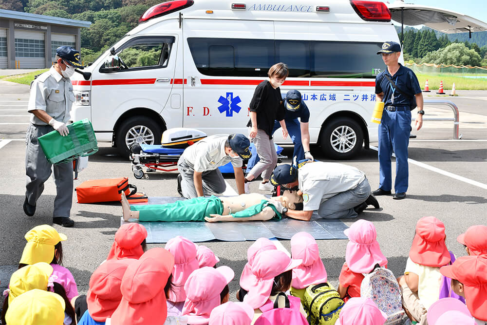 救急シミュレーション訓練で心肺蘇生の重要さを実演（道の駅ふたついで）