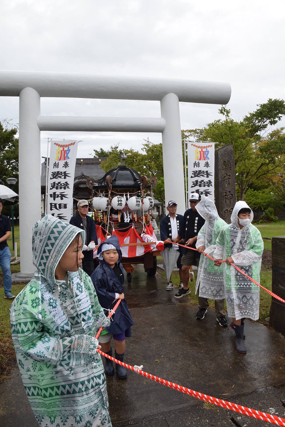 機織神明社の例大祭で、子どもたちの加勢も得てみこしを巡行