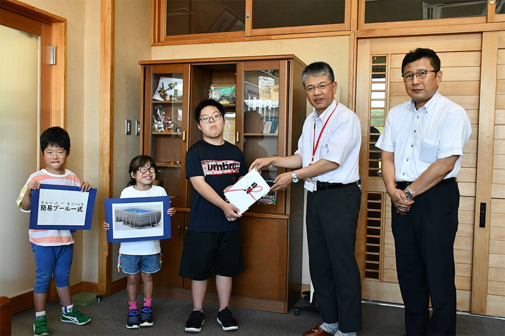 県北部地区郵便局長会が能代支援学校に簡易プールを寄贈（能代市真壁地の同校で）