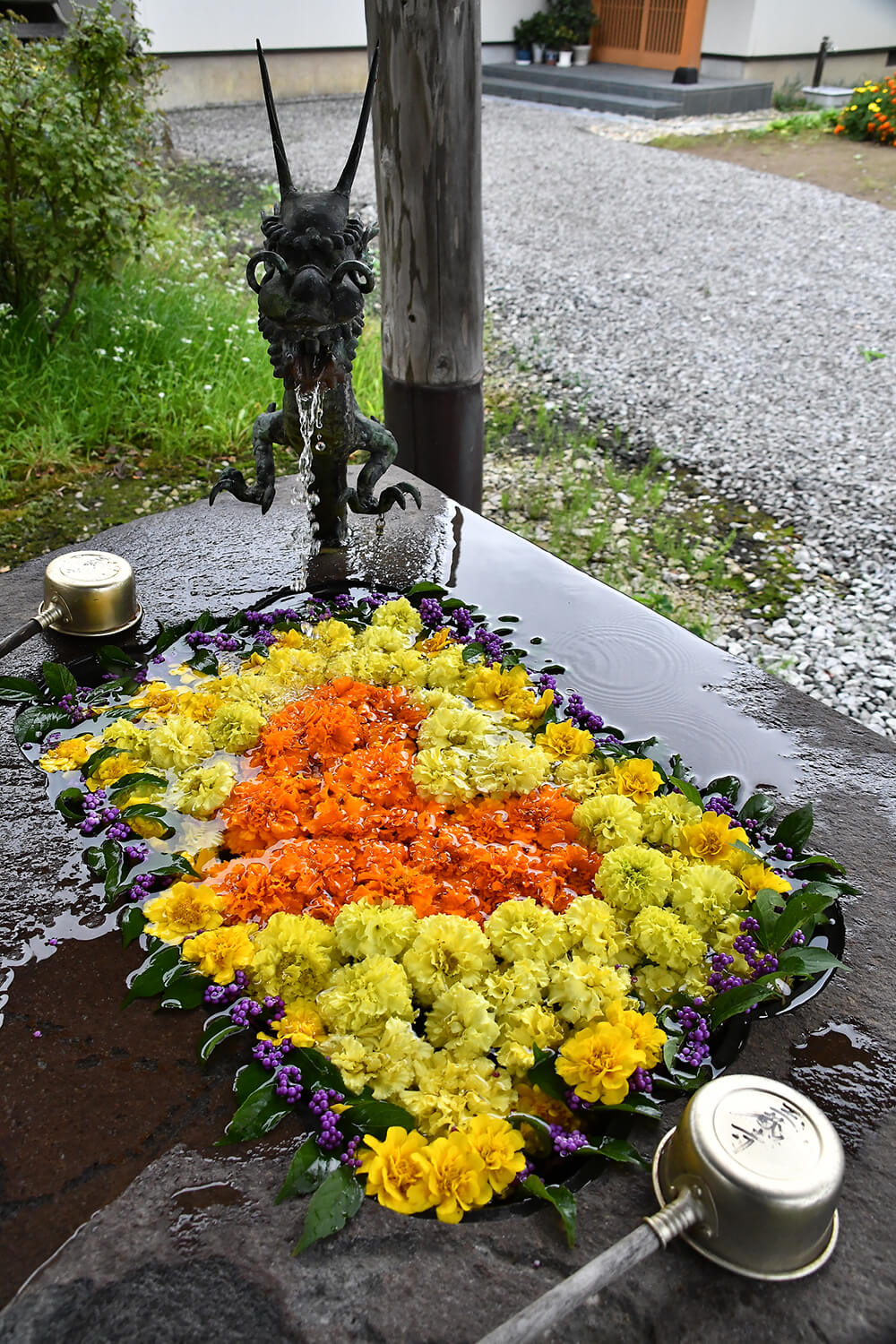 秋彼岸に合わせ、ハート型の花手水（三種町鯉川の玉蔵寺で）