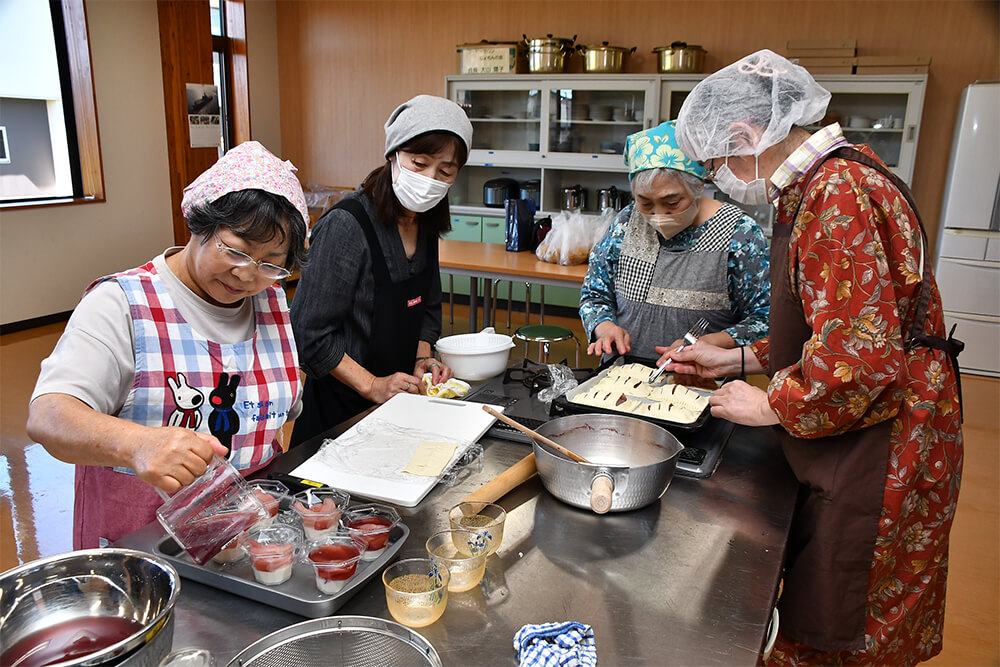 田舎ぐらし大学みたねが三種町産の和ナシを使った菓子作り体験を開催（琴丘地域拠点センターで）